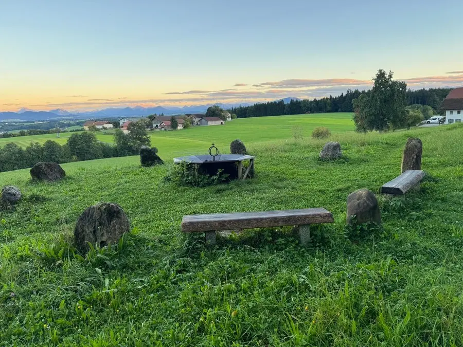 ImpulsREISE – Wiese mit Steinen